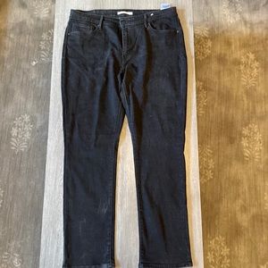 Black Levi’s Mid Rise Skinny Jeans in GUC.